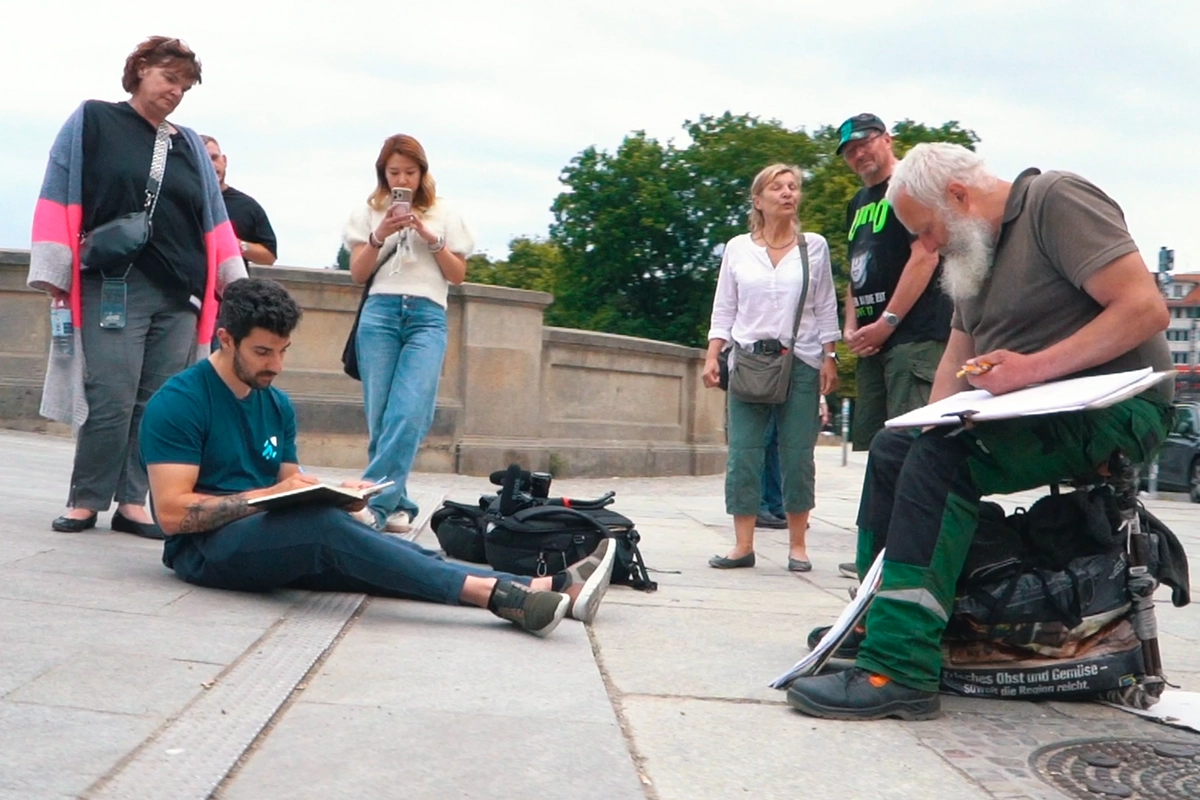 Eu desenhando com um artista de rua em Berlim para a série de viagens Artwod